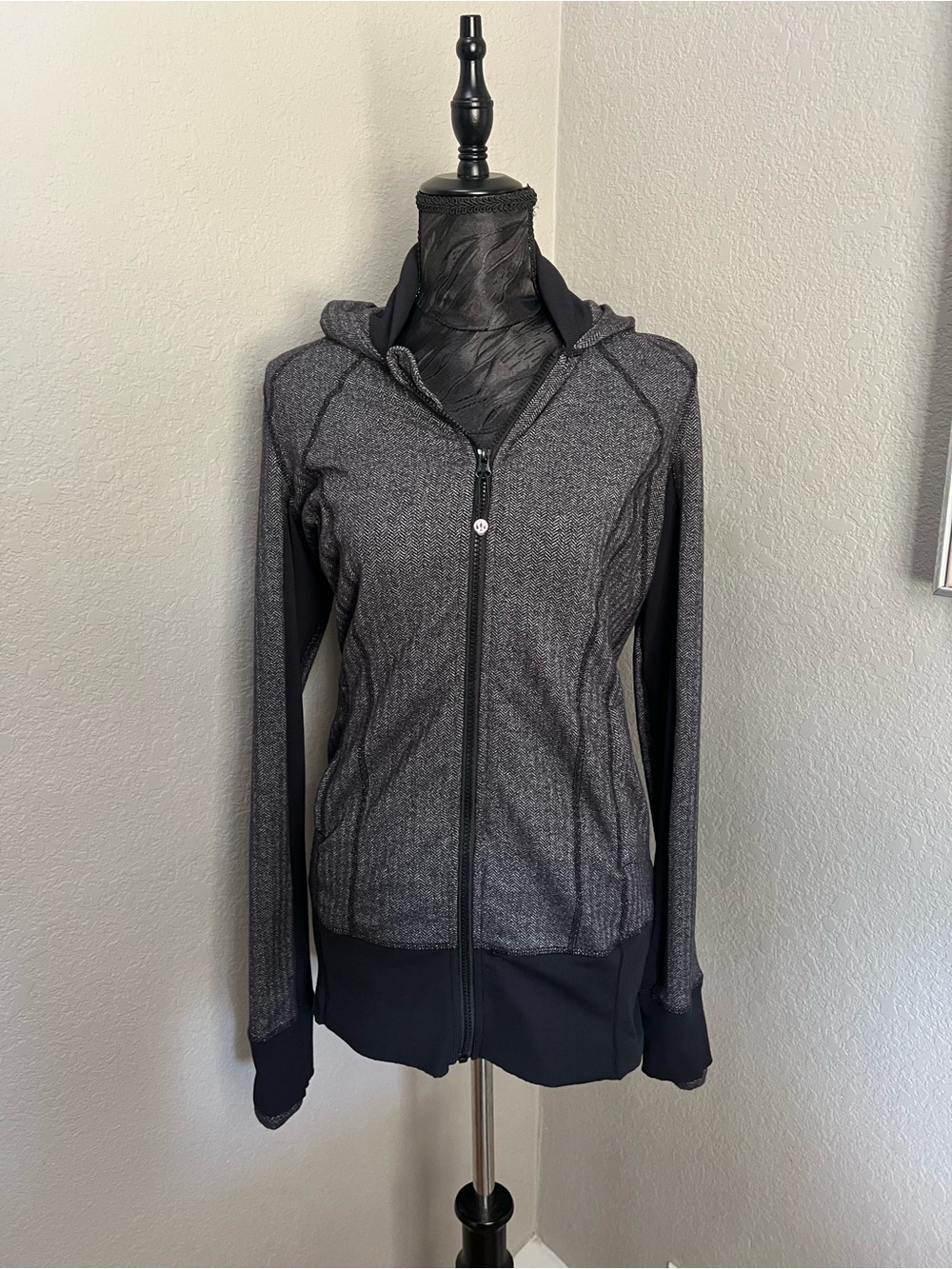 lululemon athletica Grey and Black Full-Zip Hoodie Sz 8